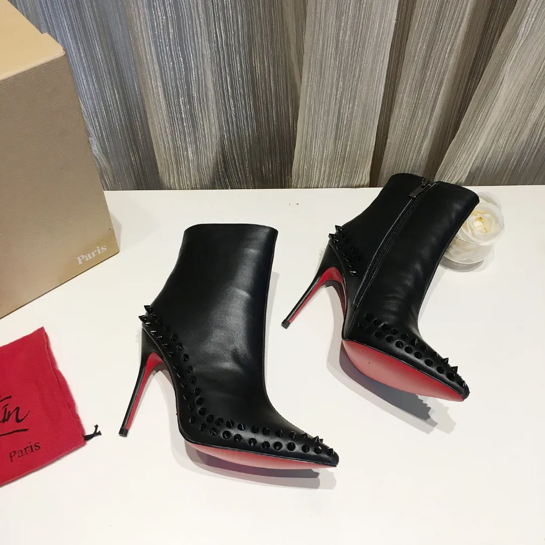 👟👟Ex-factory price 560👟👟 Genuine leather sole 30 Winter fashion boots [Lightning] [Lightning] Reprint must sell [Rose] Ordinary outsole full-grain cowhide, genuine leather outsole +30 [Sun] Brand: French famous brand red-soled shoes Christian Louboutin/Christian Louboutin original 1:1 production Sexy fashion boots Simple and elegant stiletto heel small pointed toe full of femininity [Love] Let others see what is a queen style Upper: Imported cowhide: Inner padding: first-layer pigskin Heel height: 10cm Genuine leather heel, super elegant Shoe size: 34-41 (size 41 needs to be customized) Comes with a complete set.
